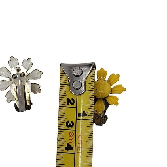 Vintage Unsigned Sunflower Yellow Enamel Clip On Earrings Flower Statement Gift - Picture 3 of 5